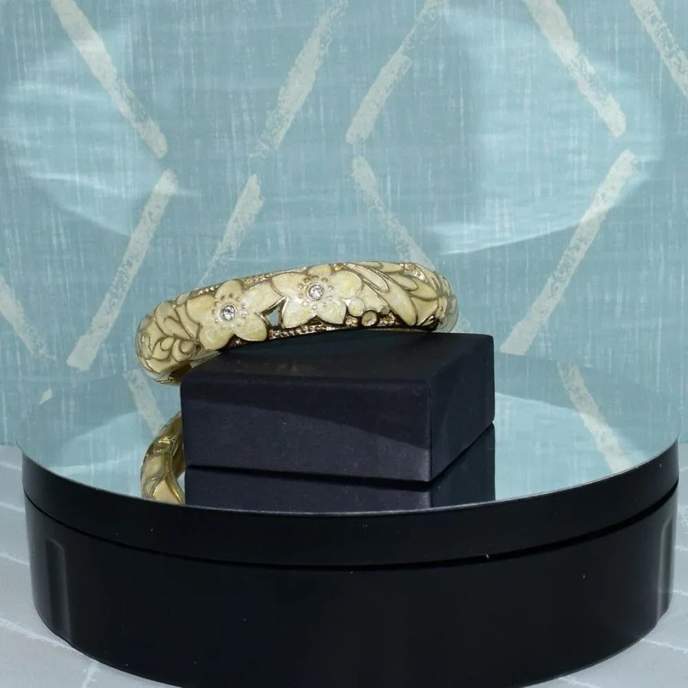 Artistic Pearlized Floral Enamel Hinged Bracelet Caroline C Estate Collection - Picture 9 of 9